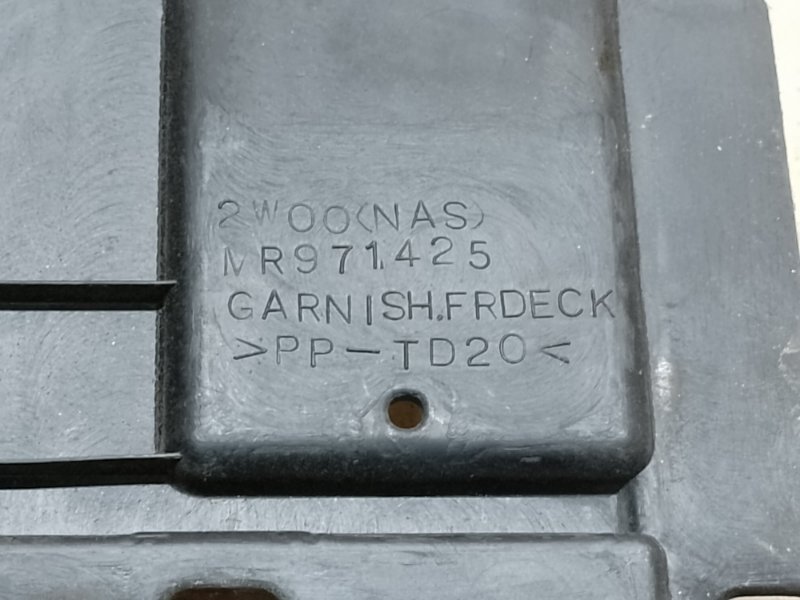 Пластик под лобовое стекло / Жабо MITSUBISHI OUTLANDER 03-07 2.4 4G69