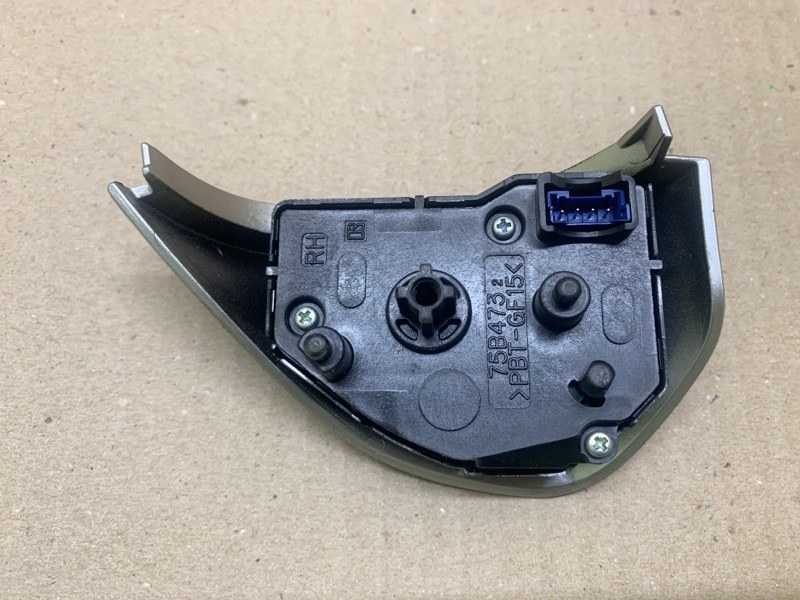 Кнопки на руль правые OUTLANDER XL 05-13 2006 CW 3.0 6B31