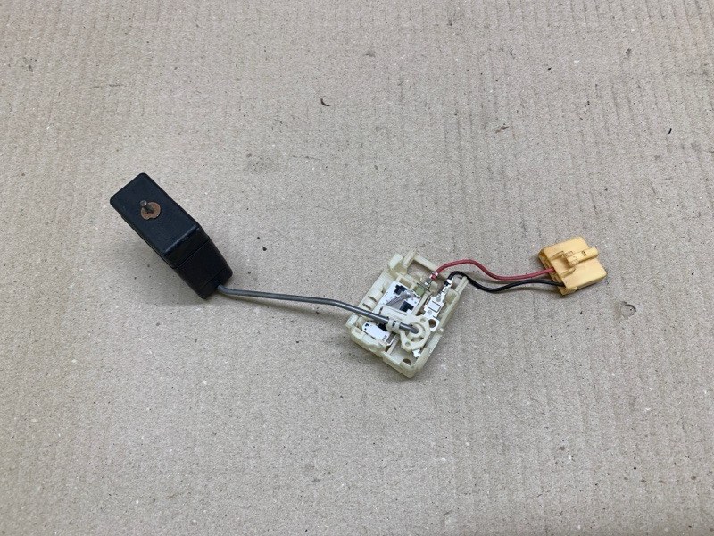 Датчик уровня топлива TOYOTA MATRIX 02-08 2002 ZZE132 1.8L 1ZZ-FE 83320-02050 Б/У