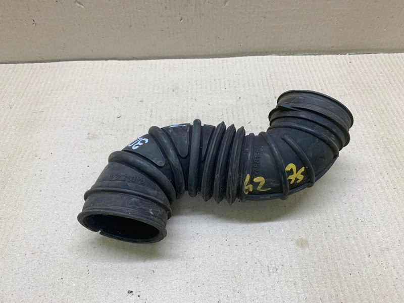 Патрубок воздушного фильтра TOYOTA MATRIX 02-08 2002 ZZE132 1.8L 1ZZ-FE 17881-0D090 Б/У