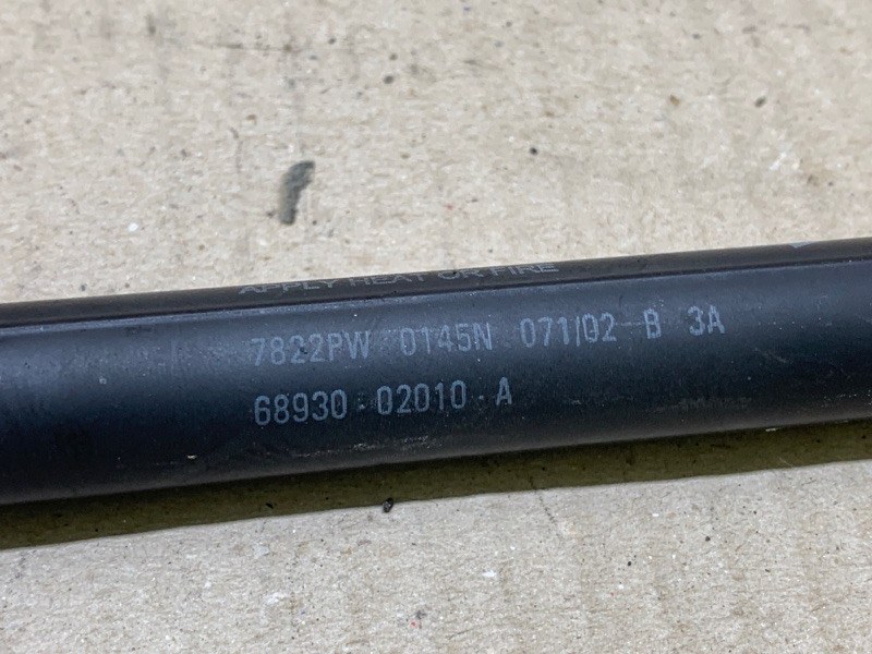 Амортизатор стекла крышки багажника правый MATRIX 02-08 2002 ZZE132 1.8L 1ZZ-FE