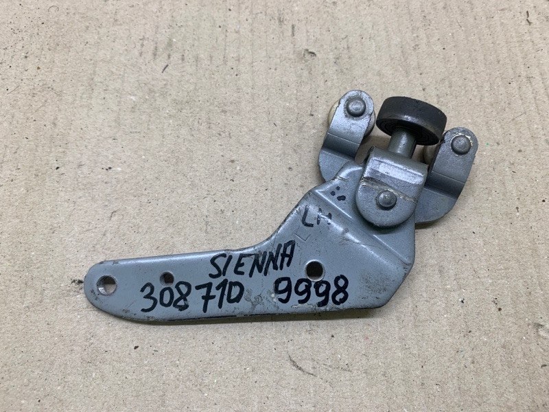 Ролик сдвижной двери нижний левый TOYOTA SIENNA 11-16 2012 3.5 2GR-FE 68360-08031 Б/У