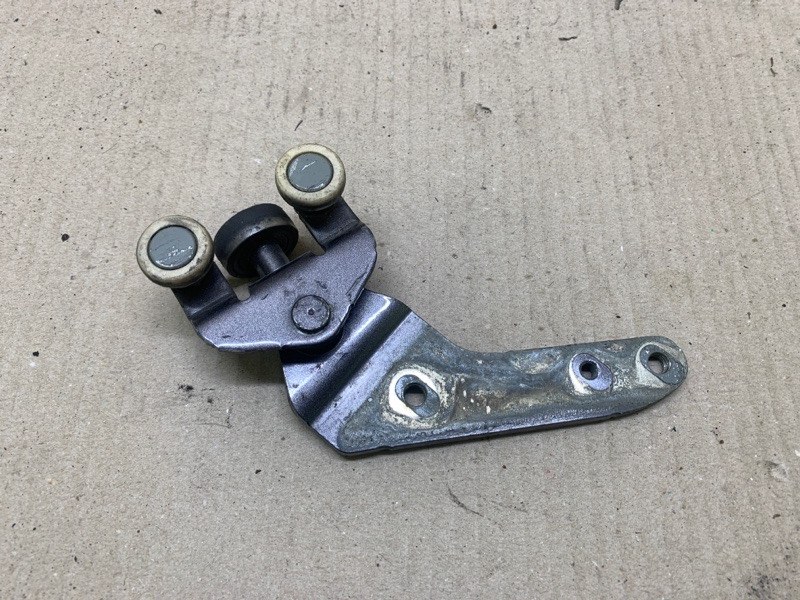 Ролик сдвижной двери нижний левый SIENNA 11-16 2012 3.5 2GR-FE