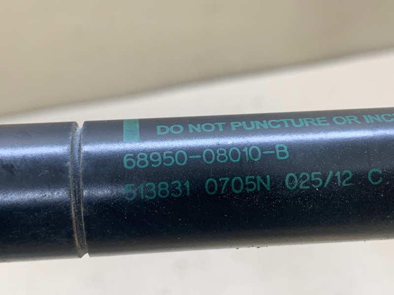 Амортизатор крышки багажника правый SIENNA 11-16 2012 3.5 2GR-FE