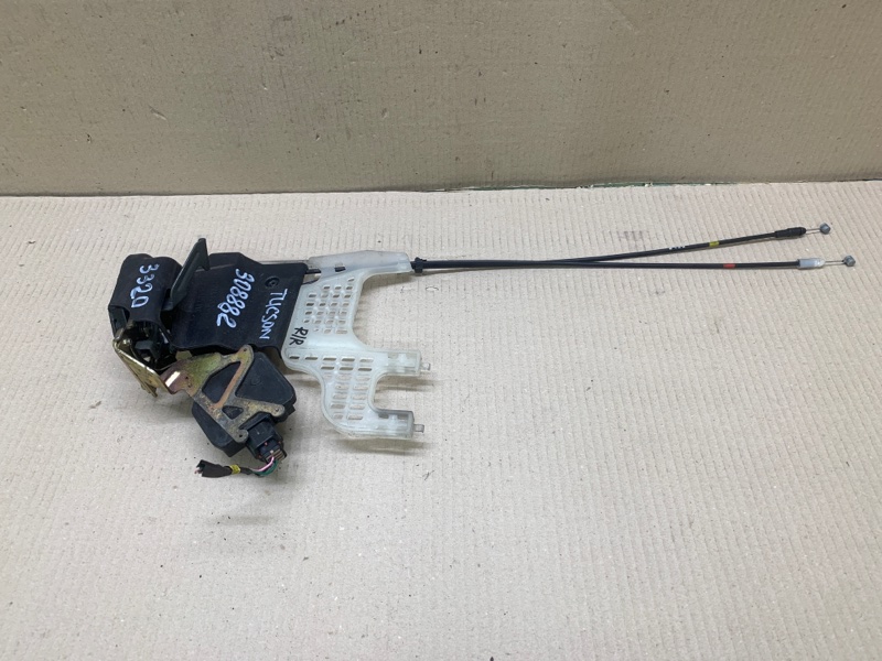 Замок двери задний правый HYUNDAI TUCSON 04-10 2006 2.7 G6BA 81420-2E010 Б/У