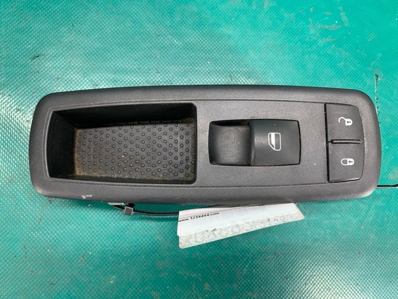 Запчасть кнопка стеклоподъемника передняя правая JEEP CHEROKEE 14- 2017 Wagon 2.4L I4 FI DOHC 16V NF4 68270253AB Б/У Кнопка стеклоподъемника передняя правая JEEP CHEROKEE 14- 2017 Wagon 2.4L I4 FI DOHC 16V NF4 68270253AB Б/У