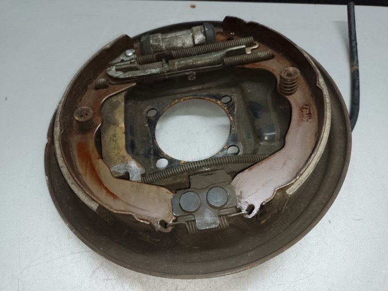 Тормозной механизм задний правый TOYOTA MATRIX 02-08 2002 ZZE132 1.8L 1ZZ-FE 47043-01020 Б/У