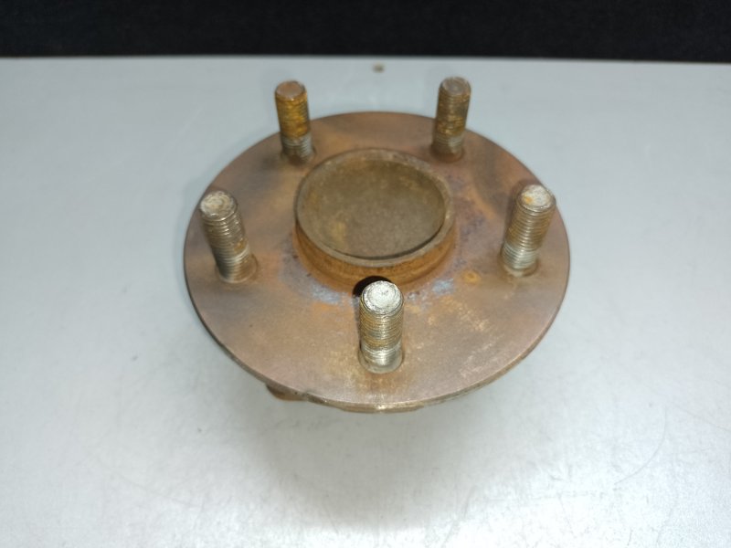 Ступица задняя TOYOTA MATRIX 02-08 2002 ZZE132 1.8L 1ZZ-FE 42410-01020 Б/У