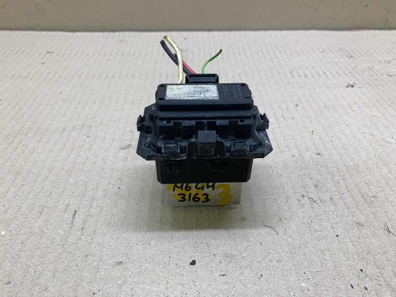 Запчасть резистор печки MAZDA 6 GH 07-12 2008 2.5 L (L5-VE) GS3M-61-B15 Б/У Резистор печки MAZDA 6 GH 07-12 2008 2.5 L (L5-VE) GS3M-61-B15 Б/У