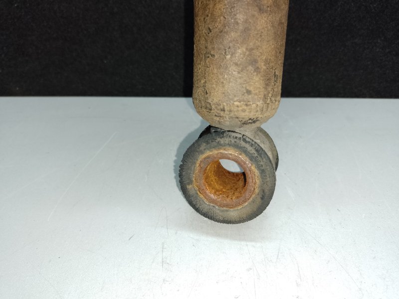 Амортизатор задний TOYOTA MATRIX 02-08 ZZE132 1.8L 1ZZ-FE Амортизатор задний TOYOTA MATRIX 02-08 ZZE132 1.8L 1ZZ-FE