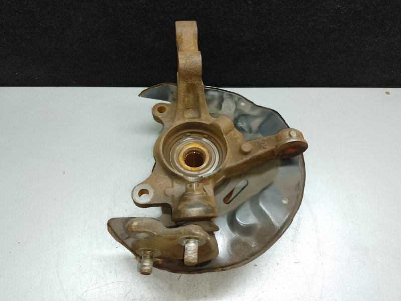 Кулак поворотный передний правый TOYOTA MATRIX 02-08 2002 ZZE132 1.8L 1ZZ-FE 43211-12430 Б/У