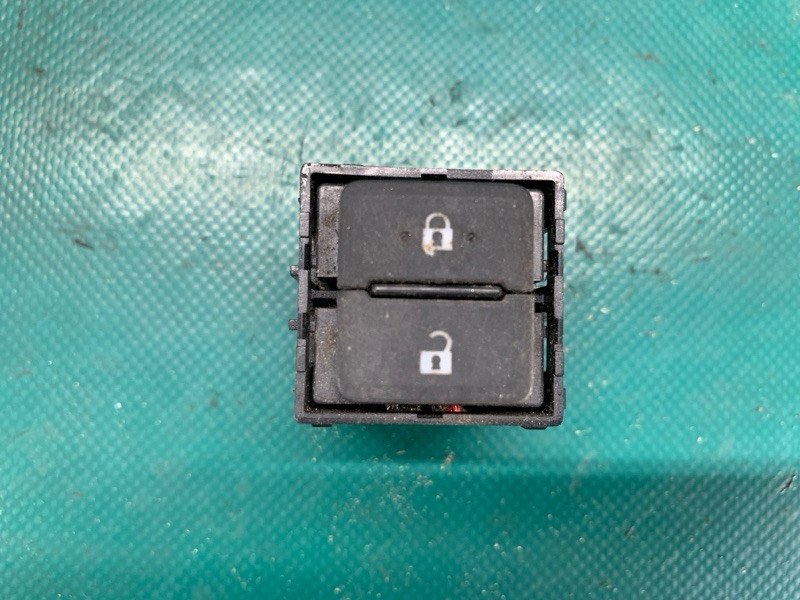 Кнопка центрального замка TOYOTA SIENNA 11-16 2015 Минивэн 3.5 2GR-FE 84930-0E160 Б/У