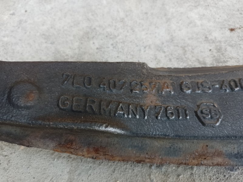 Кулак поворотный передний левый VOLKSWAGEN TOUAREG 02-10 BHK 3.6