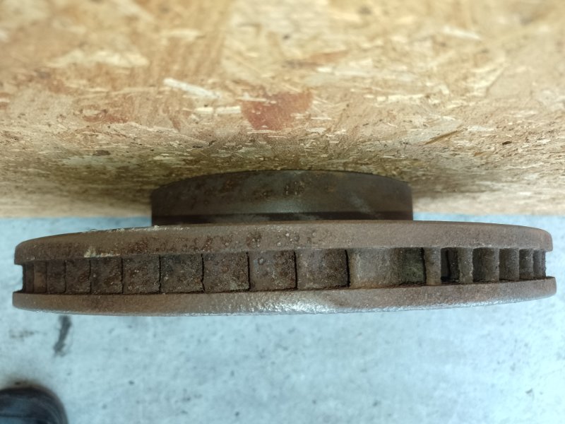 Тормозной диск передний правый VOLKSWAGEN TOUAREG 02-10 BHK 3.6