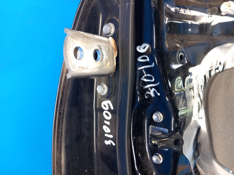 Петля двери верхняя передняя правая TOYOTA PRIUS - 20 03-11 2006 1NZ-FXE 1.5L 6871012150 Б/У