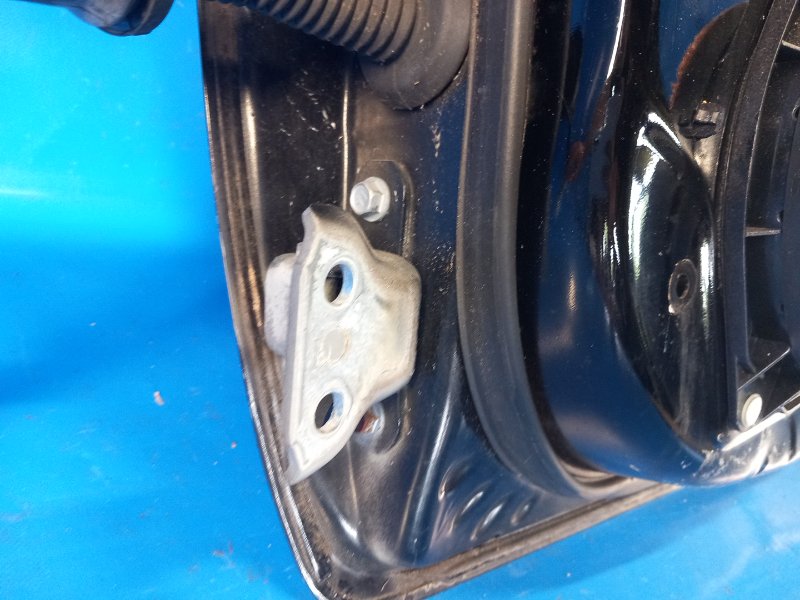 Петля двери нижняя передняя правая TOYOTA PRIUS - 20 03-11 2006 1NZ-FXE 1.5L 6873033020 Б/У