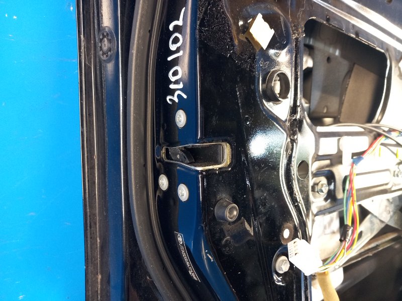 Замок двери передний левый TOYOTA PRIUS - 20 03-11 2006 1NZ-FXE 1.5L 6904047060 Б/У