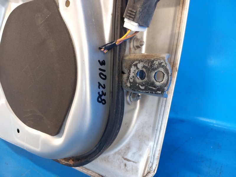 Запчасть петля двери нижняя задняя левая NISSAN SENTRA B17 12-21 2015 B17 1.8 MRA8DE 80400JN00A Б/У Петля двери нижняя задняя левая NISSAN SENTRA B17 12-21 2015 B17 1.8 MRA8DE 80400JN00A Б/У