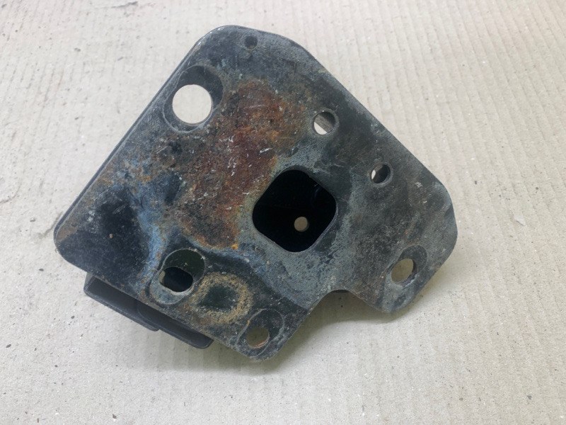 Кронштейн усилителя заднего бампера задний левый M35/M45 04-10 2008 3.5 VQ35HR