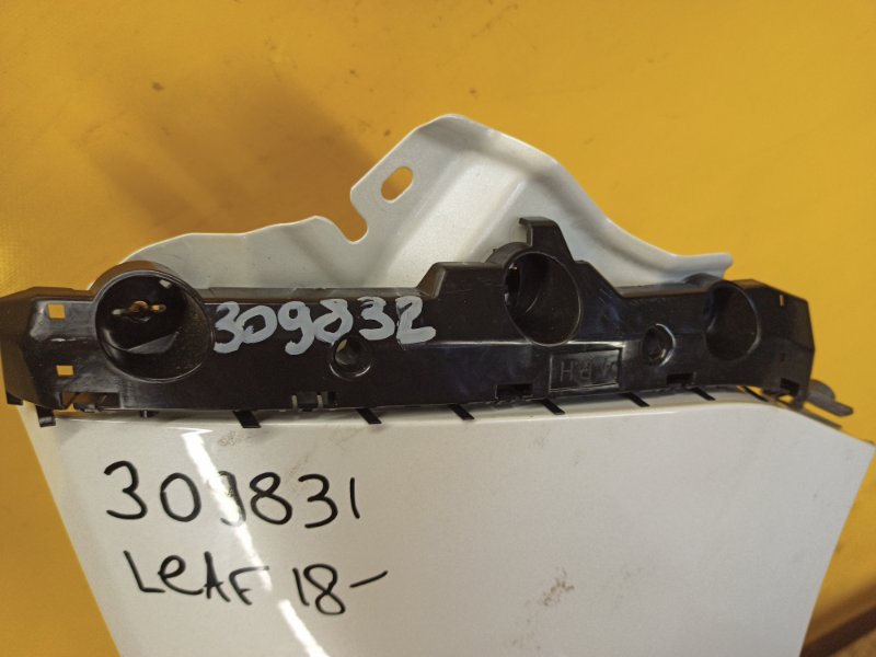 Кронштейн переднего бампера (на крыле) правый NISSAN LEAF 18- 62224-5SK0A Б/У