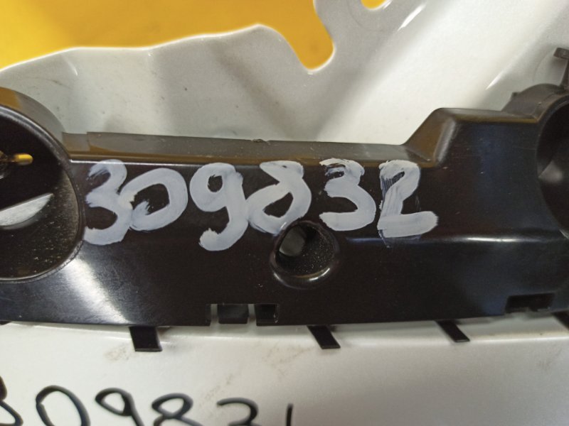 Кронштейн переднего бампера (на крыле) правый LEAF 18-