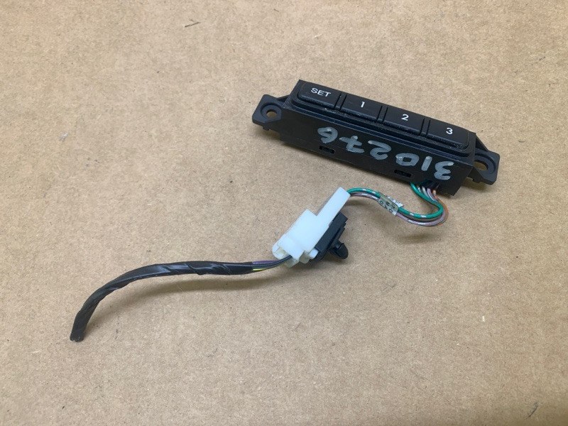 Запчасть блок кнопок памяти сидений левый MAZDA 6 GH 07-12 2008 2.5 L (L5-VE) GS4N-88-15802 Б/У Блок кнопок памяти сидений левый MAZDA 6 GH 07-12 2008 2.5 L (L5-VE) GS4N-88-15802 Б/У