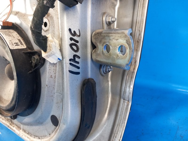 Петля двери нижняя задняя левая NISSAN PATHFINDER R51 04-14 2004 R51 4.0 VQ40DE 82421EA000 Б/У