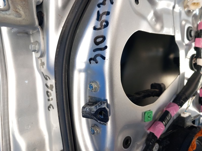 Ограничитель двери передний правый TOYOTA PRIUS - 30 09-17 2010 ZVW30 6861047020 Б/У