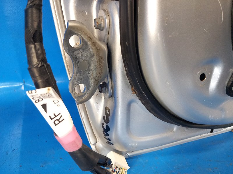 Петля двери нижняя передняя правая TOYOTA PRIUS - 30 09-17 2010 ZVW30 6873012120 Б/У