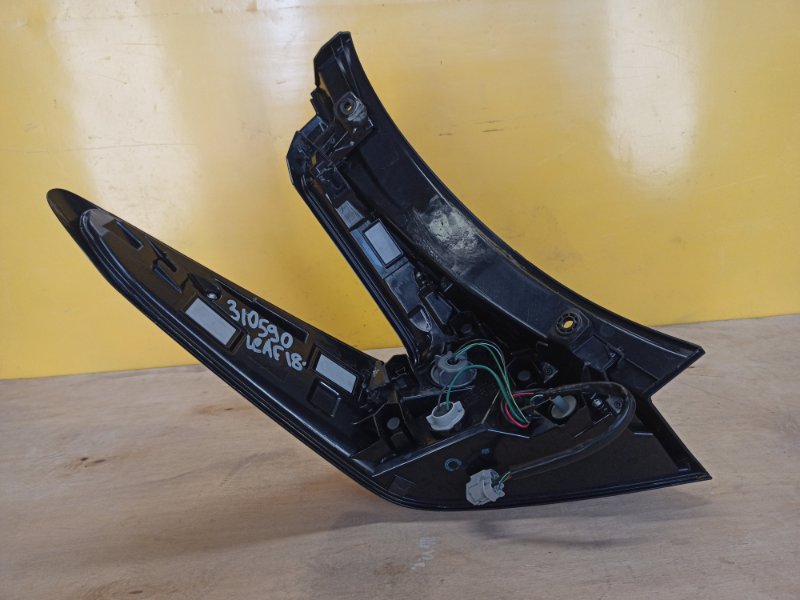 Фонарь наружный правый LEAF 18-