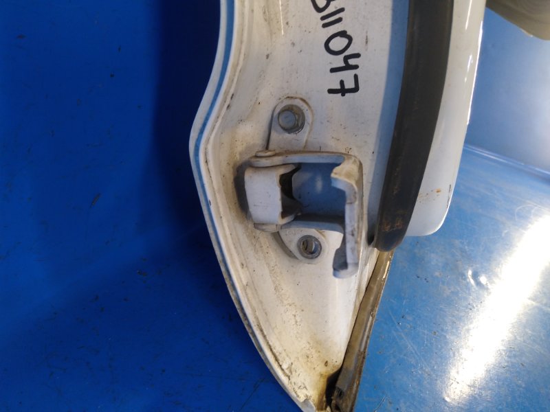 Петля двери нижняя задняя правая TOYOTA TUNDRA 07-13 2008 4.0 1GRFE 6877004010 Б/У