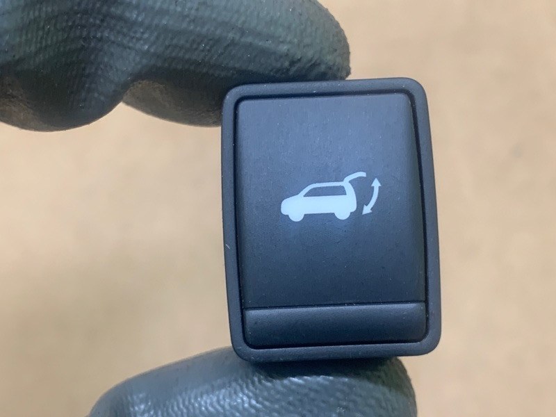 Кнопка открывания багажника внутренняя NISSAN X-TRAIL/ROGUE T32 13-20 2015 2.5 QR25DE 25261-3KA0B Б/У