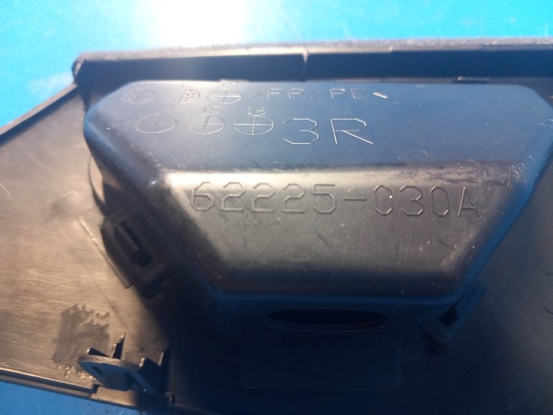 Накладка торпедо правая TOYOTA PRIUS PLUS 11-14 ZVW41L 1.8 2ZRFXE