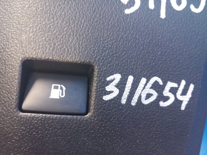 Кнопка открывания бензобака TOYOTA PRIUS 16- 2016 1.8 2ZRFXE 8484147020 Б/У