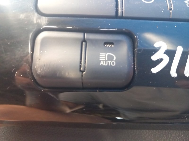 Кнопка TOYOTA PRIUS 16- 2016 1.8 2ZRFXE 8401047250 Б/У