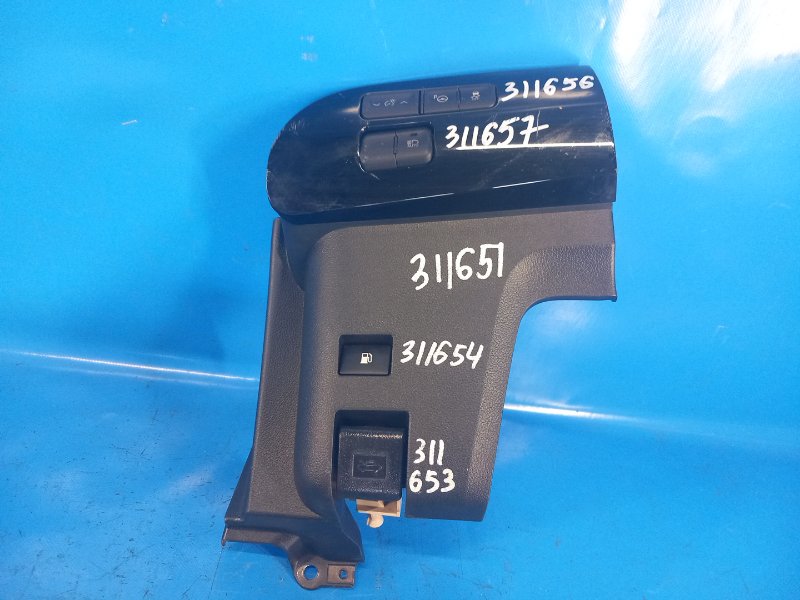 Накладка в салоне TOYOTA PRIUS 16- 2016 1.8 2ZRFXE 5548047090 Б/У