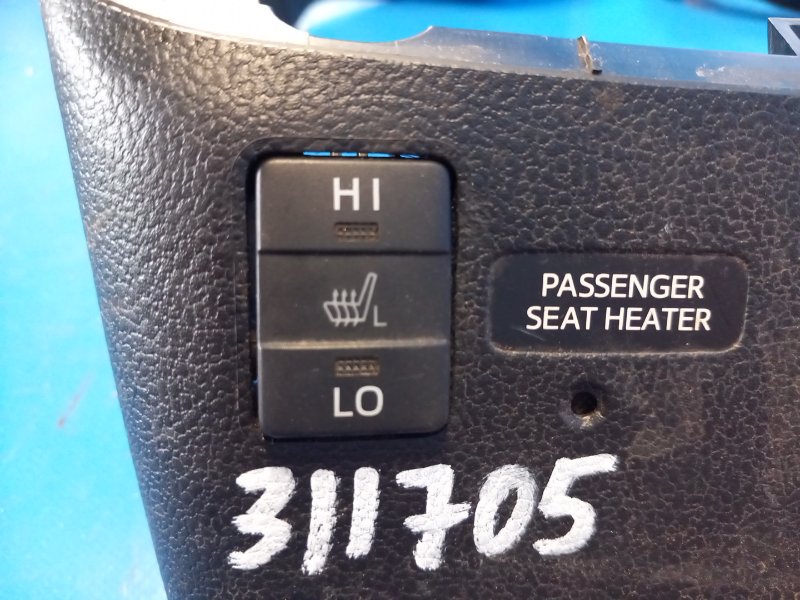 Кнопка левая TOYOTA PRIUS 16- 2016 1.8 2ZRFXE 8475147060 Б/У