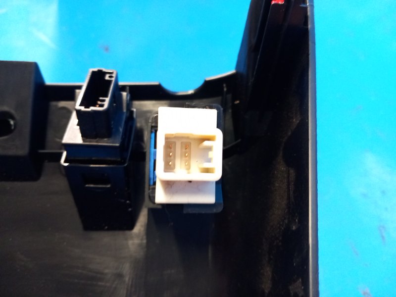 Кнопка левая PRIUS 16- 2016 1.8 2ZRFXE