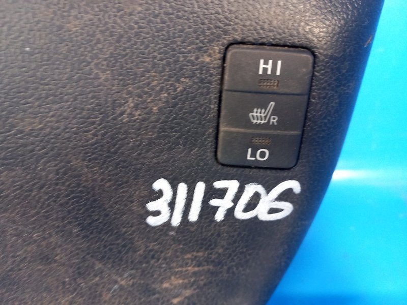 Кнопка правая TOYOTA PRIUS 16- 2016 1.8 2ZRFXE 8475147070 Б/У