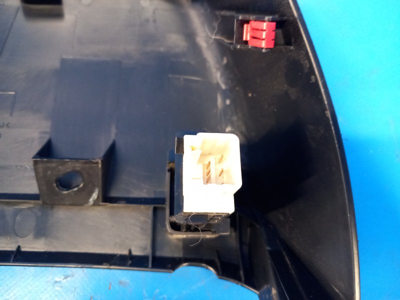 Кнопка правая PRIUS 16- 2016 1.8 2ZRFXE