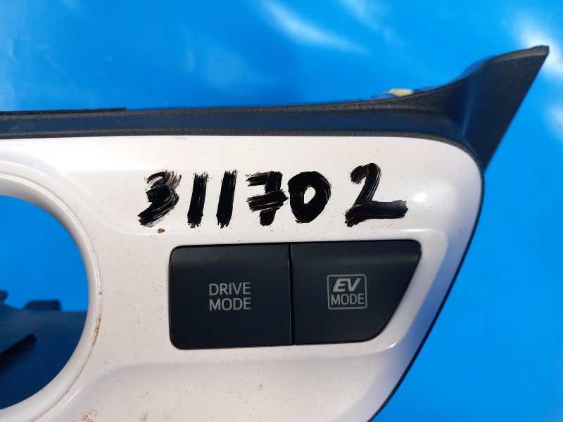 Кнопка TOYOTA PRIUS 16- 2016 1.8 2ZRFXE 8401047320 Б/У