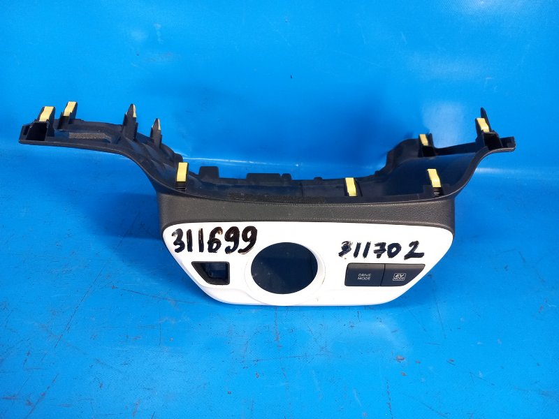 Накладка торпедо TOYOTA PRIUS 16- 2016 1.8 2ZRFXE 5884147040 Б/У