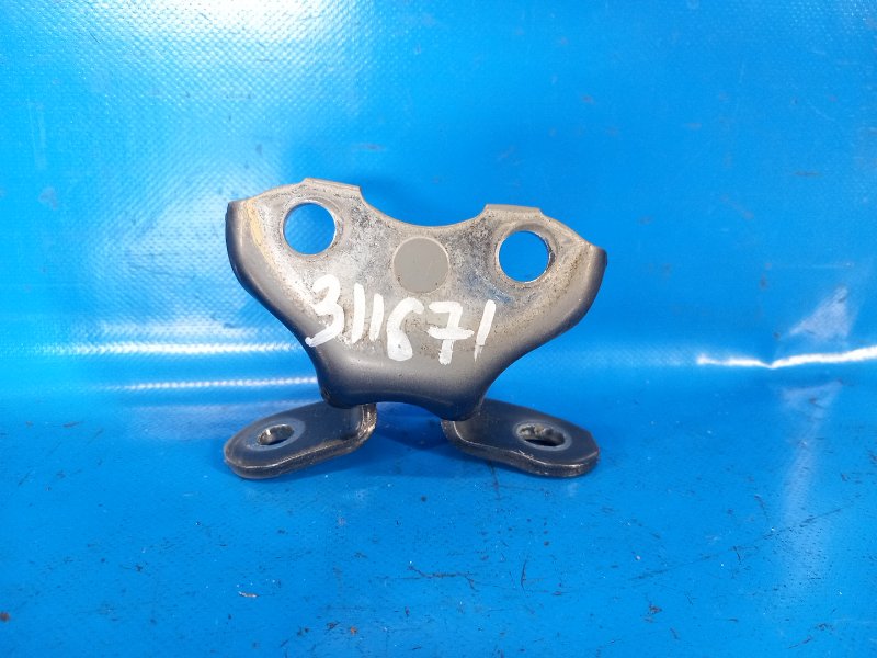 Петля двери нижняя передняя правая TOYOTA PRIUS 16- 2016 1.8 2ZRFXE 6873012120 Б/У