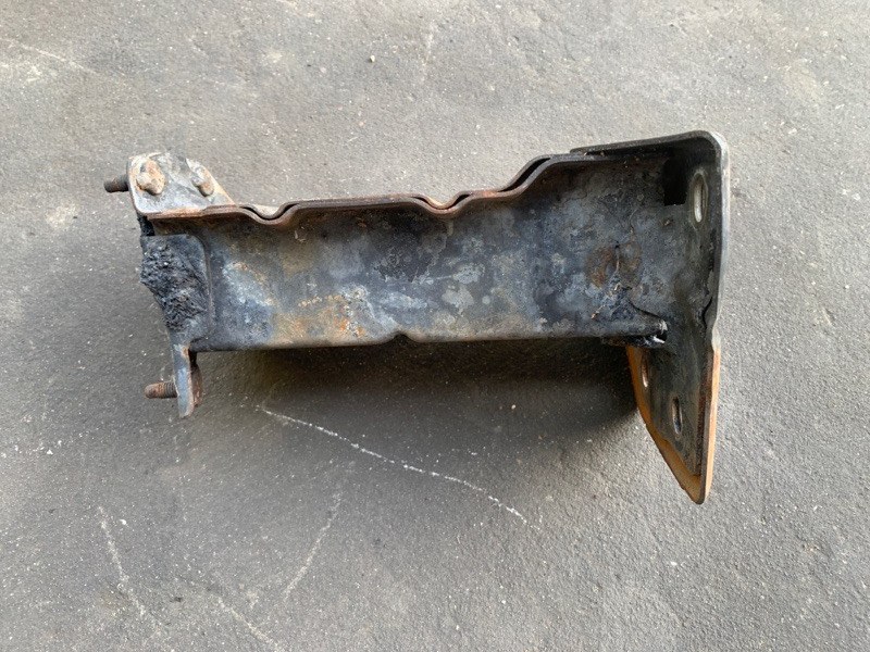 Кронштейн усилителя переднего бампера передний левый NISSAN SENTRA B17 12-21 1.8 MRA8DE