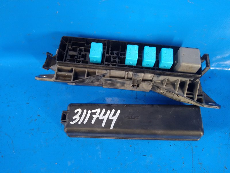 Блок предохранителей моторный отсек TOYOTA PRIUS - 20 03-11 2006 1NZ-FXE 1.5L 8274247020 Б/У