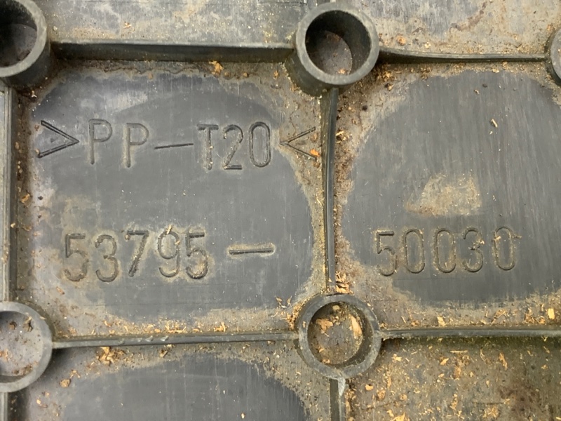 Пластик подкапотного отсека правый LEXUS LS430 00-06 4.3 3UZFE