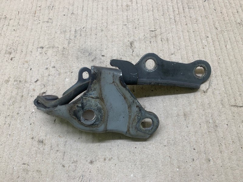 Петля капота левая LS430 00-06 2002 4.3 3UZFE Петля капота левая LS430 00-06 2002 4.3 3UZFE