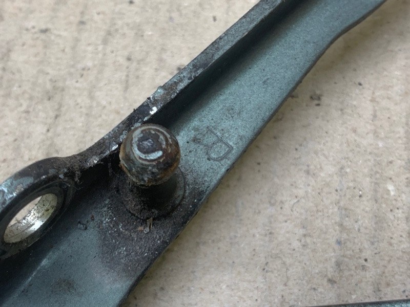 Петля крышки багажника правая LS430 00-06 2002 4.3 3UZFE