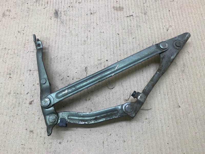 Петля крышки багажника левая LEXUS LS430 00-06 4.3 3UZFE