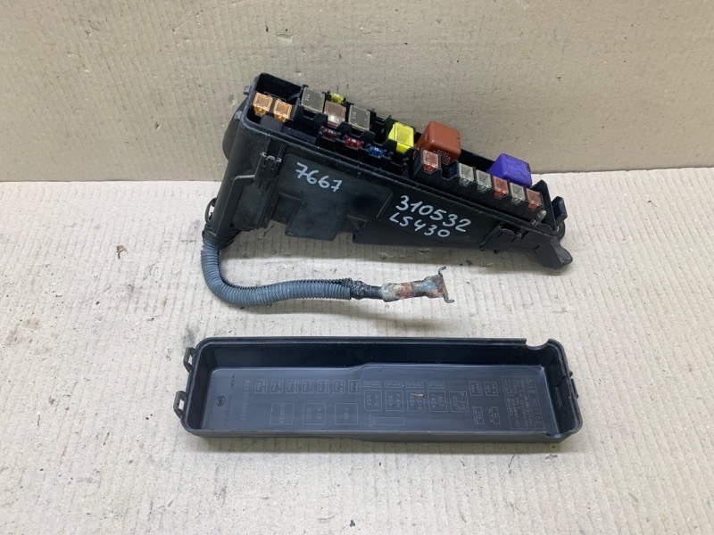 Блок предохранителей моторный отсек LEXUS LS430 00-06 2002 4.3 3UZFE 82620-50060 Б/У